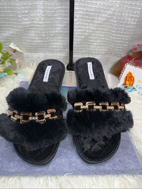 (K1) Tahari Black Faux Fur Slide Sandals with Gold Link Accent Size 8